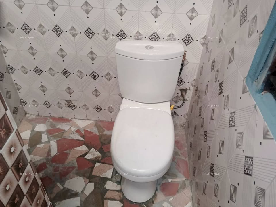 Une chambre salon sanitaire à louer